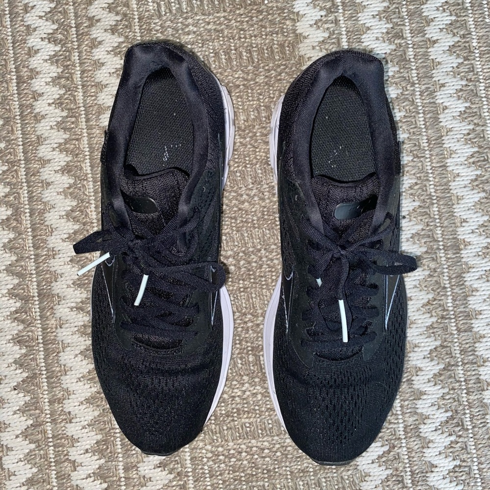 Barely Worn Mizuno Running sneakers